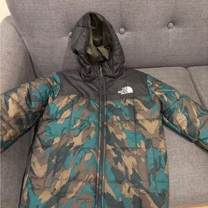 The North Face Reversible Camouflage Puffer Jacket size M Boys Like New